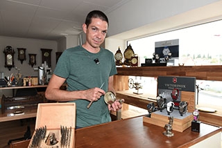 Atelier d�horlogerie Micha�l Villaz: l�Horlogerie au c�ur de la campagne. Saint-Cierges, octobre 2018. Reportage de Dany Schaer, journaliste photographe