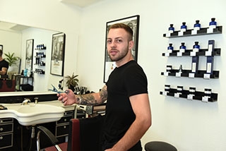 Dylan Fernandes, DF Coiffure l�audace de la jeunesse. Echallens, octobre 2018. Reportage de Dany Schaer, journaliste photographe